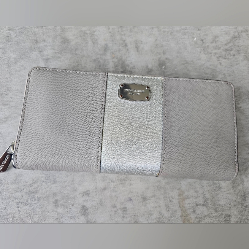 Michael Kors Zipper Wallet Grey And Silver Metallic